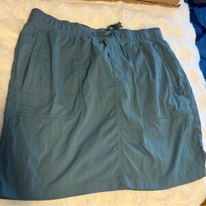Preowned , L.L. Bean Teal Skirt with Handy Pockets, UPF 50, size medium
